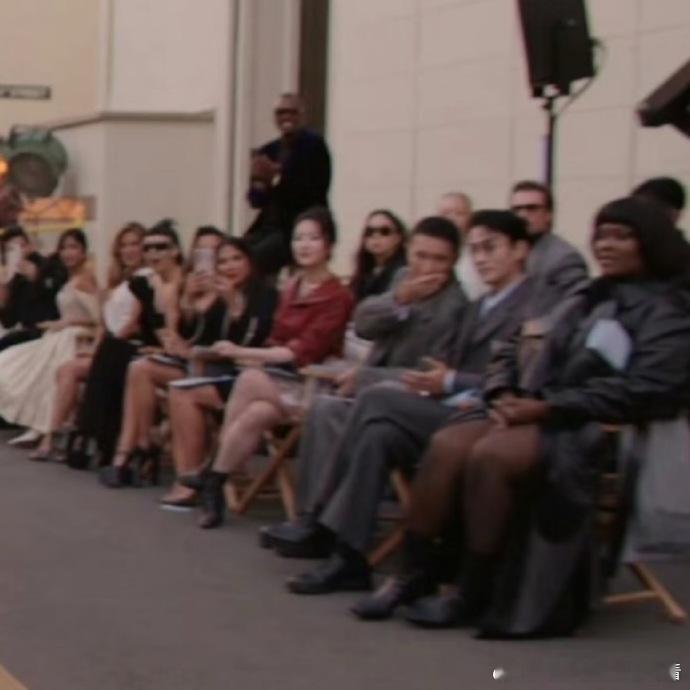 刘亦菲朱一龙刘冲同框看秀刘亦菲朱一龙刘冲看秀同框刘亦菲朱一龙刘冲Vogue