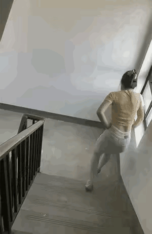 看不懂，小姐姐是人有三急嘛？