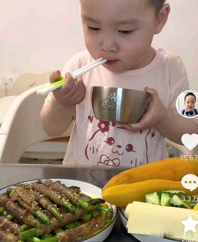 刷到两岁米乐的视频，心里挺不是滋味。这么小的孩子，本该随心吃饭、无忧无虑地玩耍，