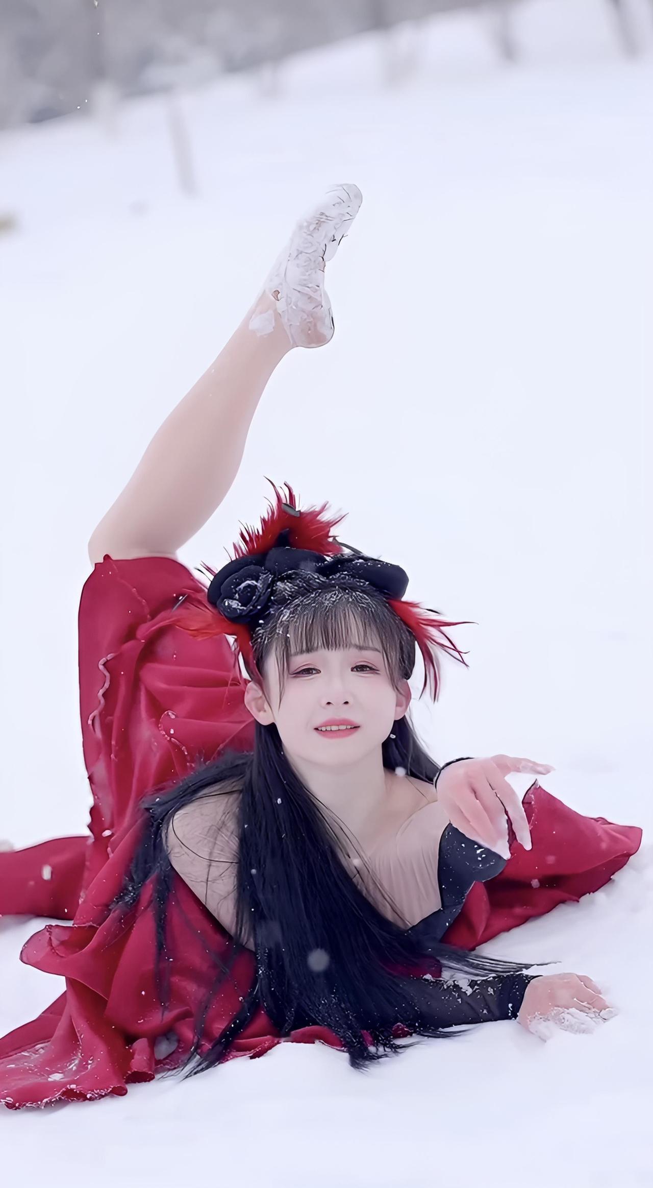 雪中仙子，红衣飘逸，冬日童话