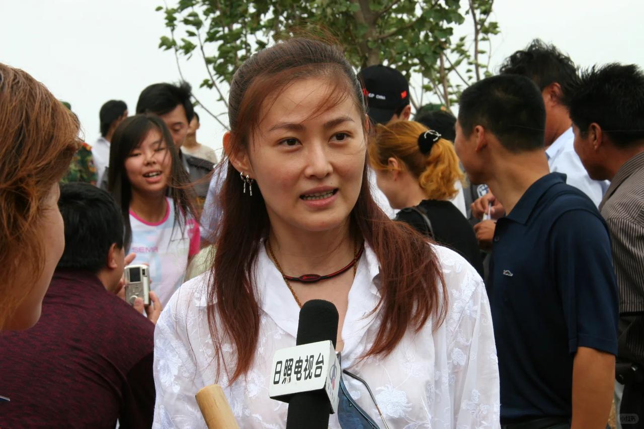 当年《水浒传》里风情万种的潘金莲，是王思懿最出圈的银幕形象。可走出镜头，她偏爱北