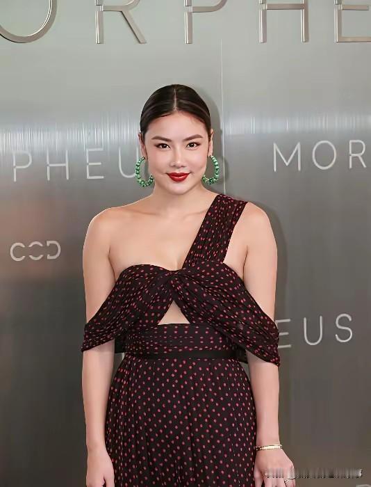 乐基儿的身材真的太有辨识度了，壮实的身形和宽肩粗臂，让她穿修身款时完全暴露了身材