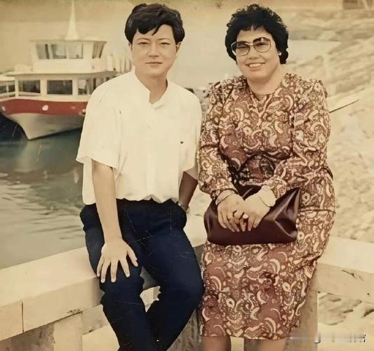 1959年，18岁陈丽华与北京电信系统某高管结婚，生了1子2女后，俩人和平分手，