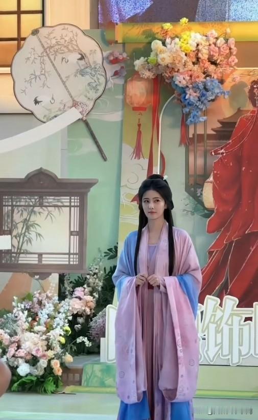 梦妍轻轻一摇，迷的我嗷嗷乱叫[呲牙笑][呲牙笑][呲牙笑]白鹿跳舞总给人一种羞羞答答