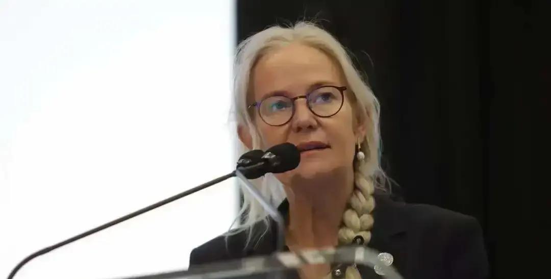 国际乒联急了，刚刚给樊振东发了通知：不保证你能去洛杉矶。他们盯着他27岁的