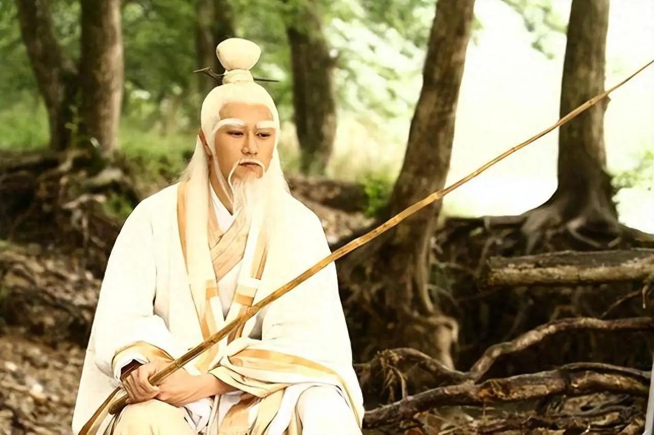 三顶帽子扣一个人头上，历史上只此一家。七十二岁，他还蹲在渭水边钓鱼。直钩，不