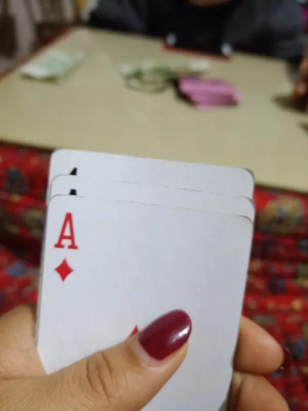 我曾有一回玩炸金花，起初赢了不少钱。这一把，我竟抓到了三个A，刹那间激动得浑身发