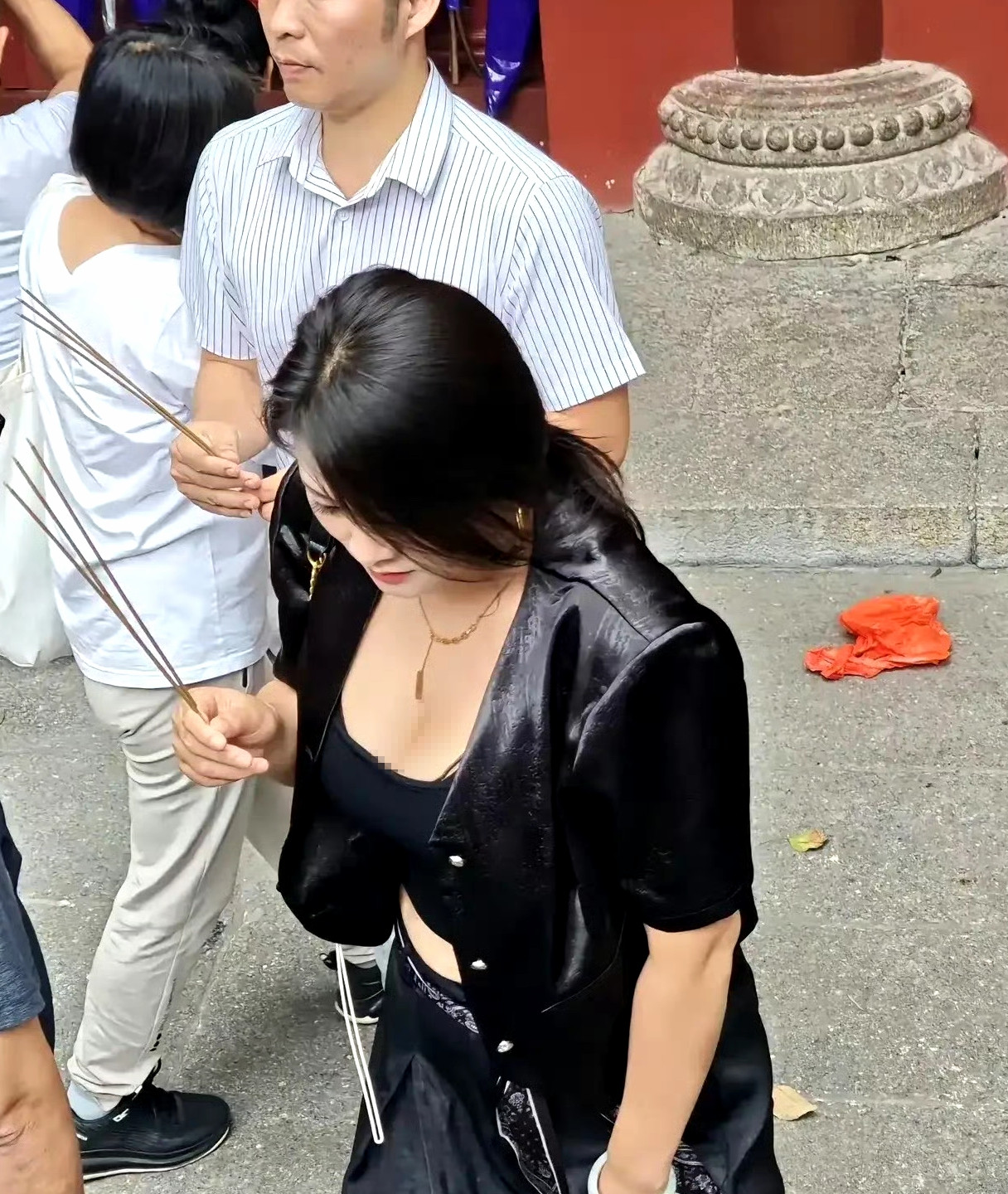 好奇！这么漂亮，这么贵气，她还要求什么？​