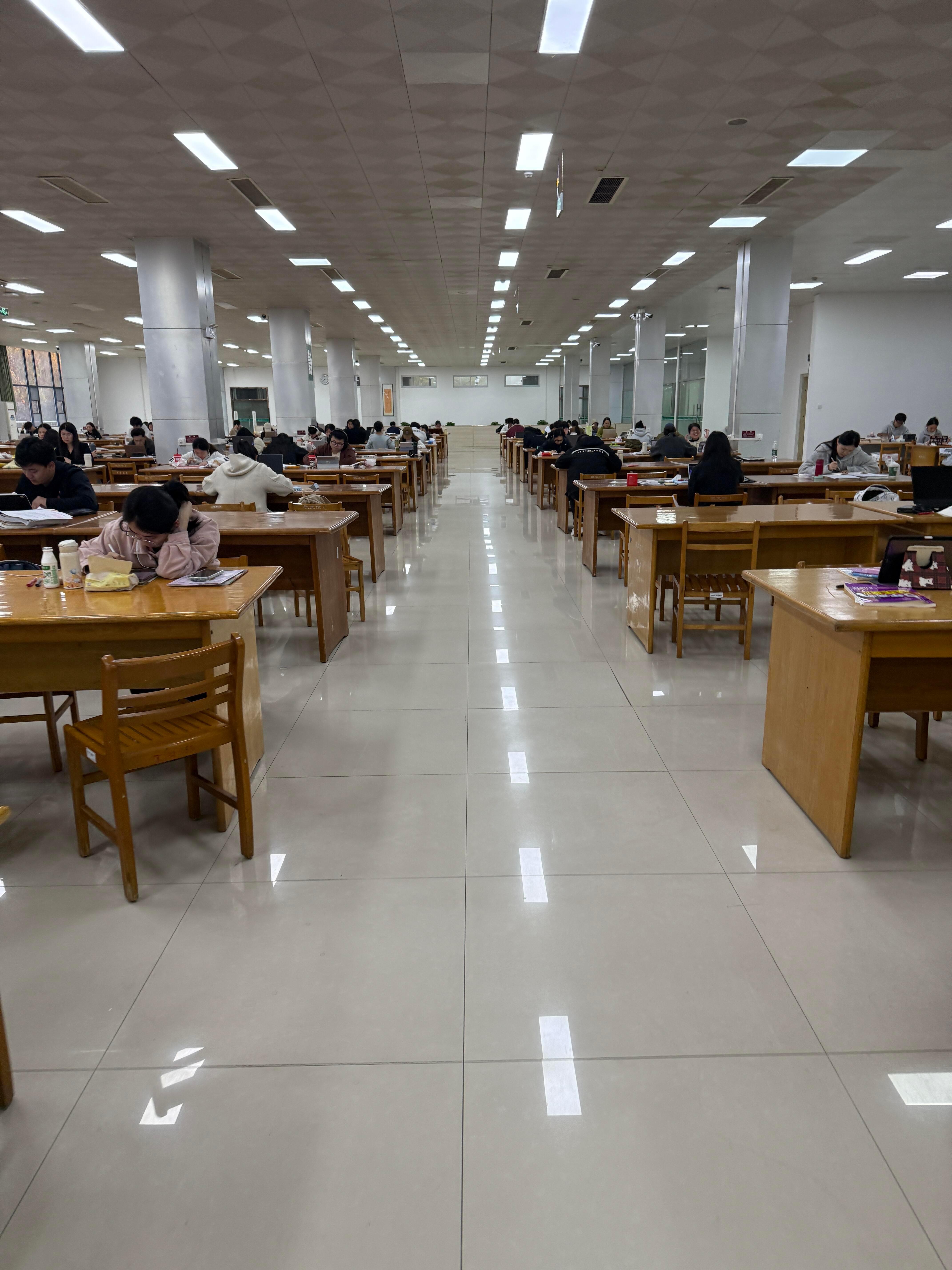 每次接水走这么一段路就像走t台一样…..