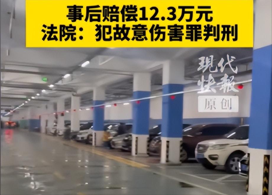 重庆，男子跟已婚妇女在车上约会，二人正在缠绵，没想到被女子的丈夫抓了个正着。丈夫