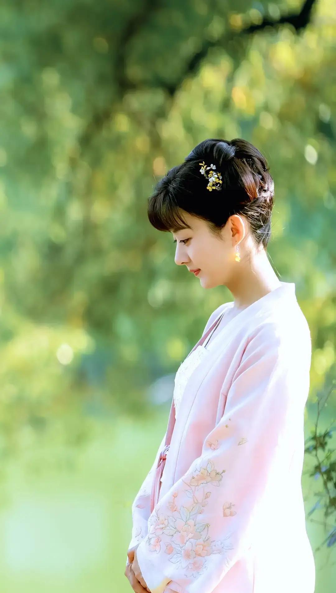 她亲手砍掉了自己三分之一的戏约。片方急得跳脚。经纪人连夜飞到她家。赵丽颖指