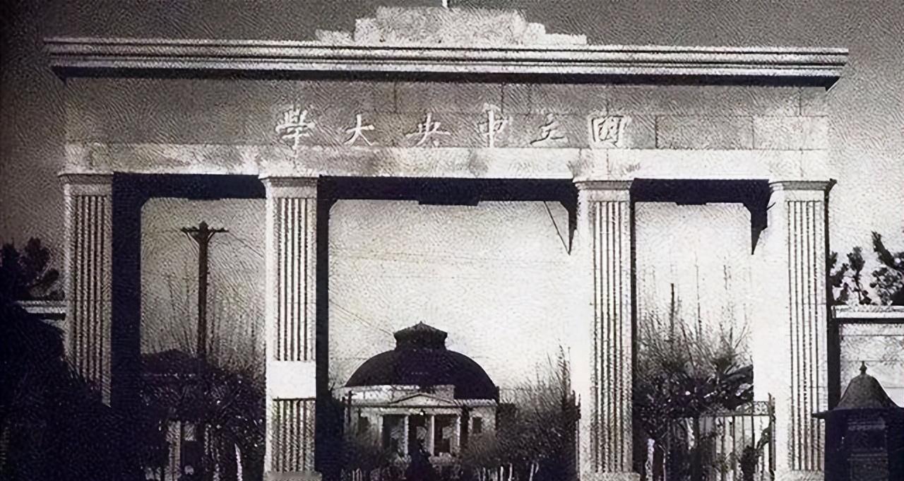 1937年的一个凌晨，重庆的巡逻士兵忽然发现城外来了一群赶牛的人，这群士兵心里不