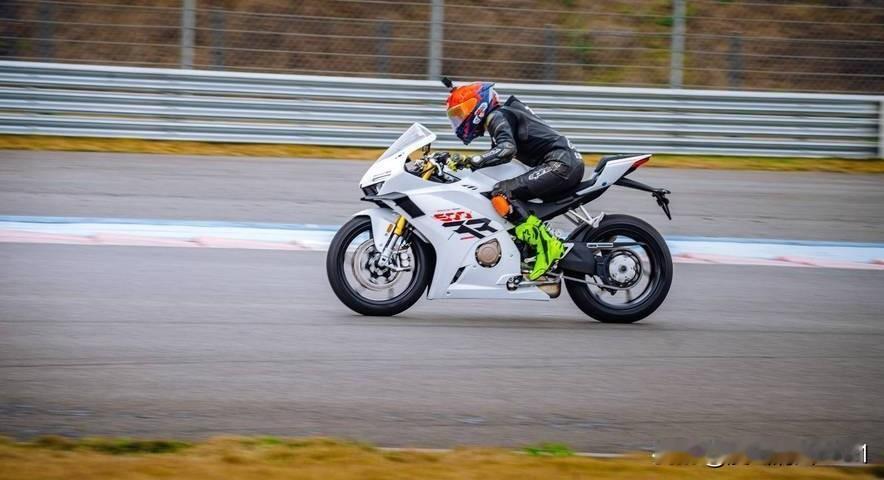 张雪机车卖到台湾去，可能，但要等下半年，有合规和排放的检验检测程序要过。台湾自媒