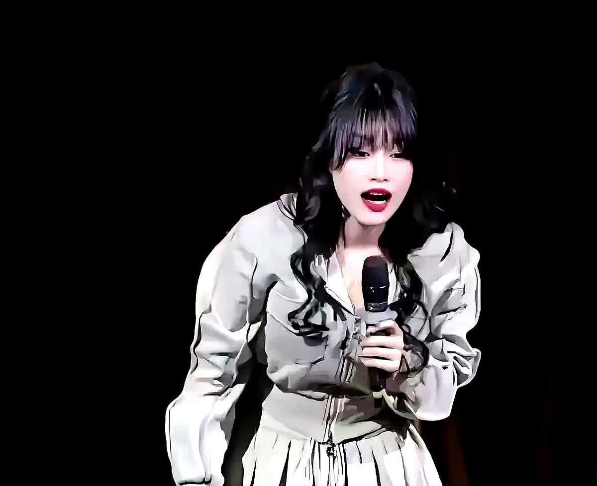 深扒被摸腿的擦边脱口秀女演员！现在情景和她演段子何其相似！她之前