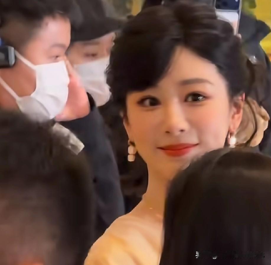 杨紫今天这身造型好温婉，颇有民国千金的氛围感！说起来，我从初一起就关注她了