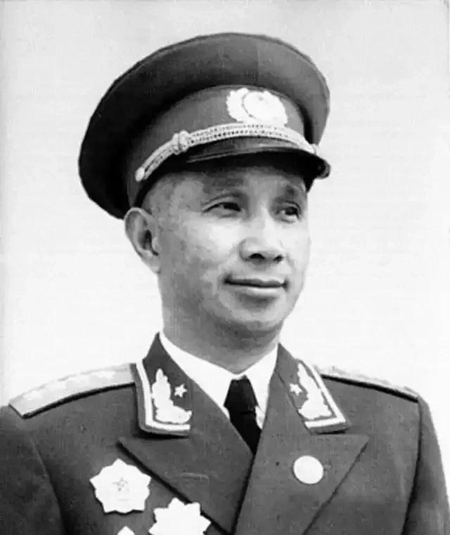 粟裕离元帅，可能就差个资历…实际上，如果粟裕没有拒绝华野的司令兼政委的话，那他