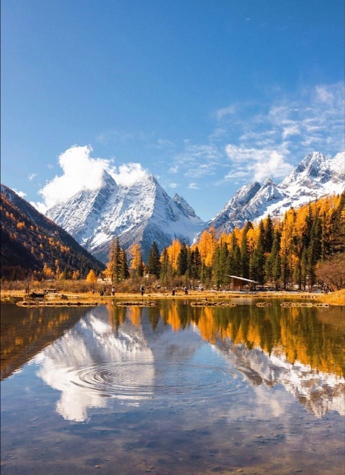 川西之秋，路途如人生，一半是惊鸿般的美好，一半是翻山越岭的平淡。这次穿行在蜿蜒