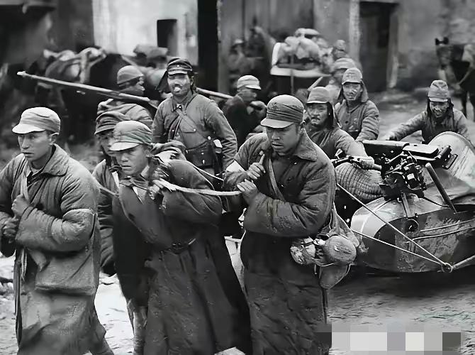 1949年的江南小镇，夜黑得江南小镇，夜黑得像泼了墨。镇西头的废弃粮仓里，新翻的