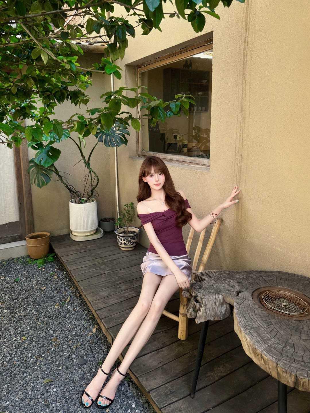 夏日温柔氛围感约会穿搭分享，这套轻熟风穿搭太适合夏日小院打卡。酒紫色扭结一字肩上