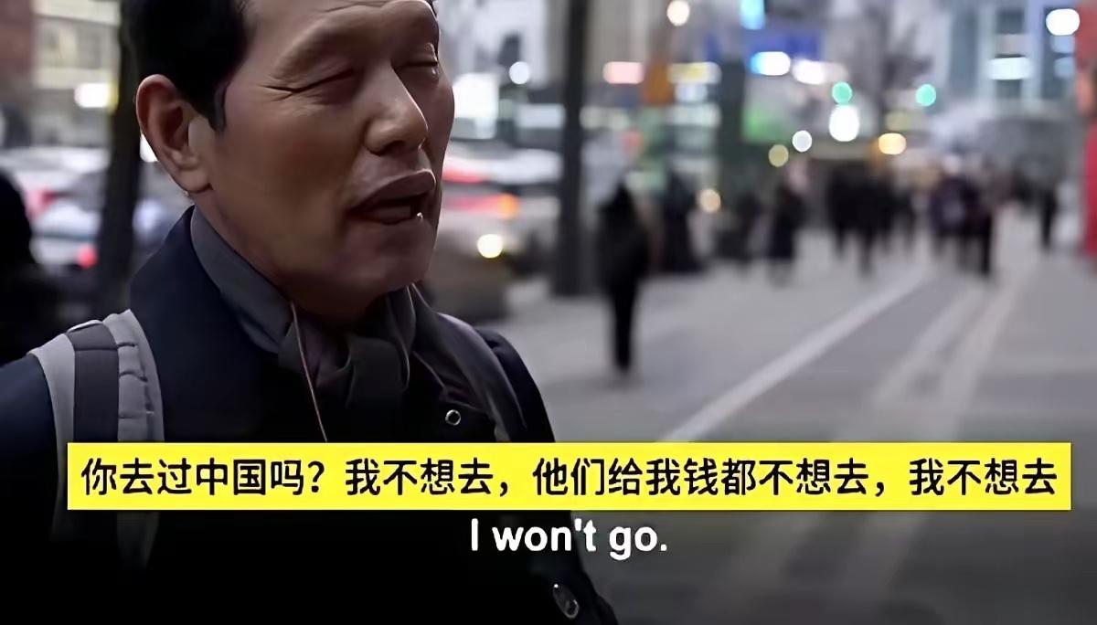 韩国街头一个随机采访，问题很直接：你们更愿意跟中国亲近，还是跟美国？话筒递过