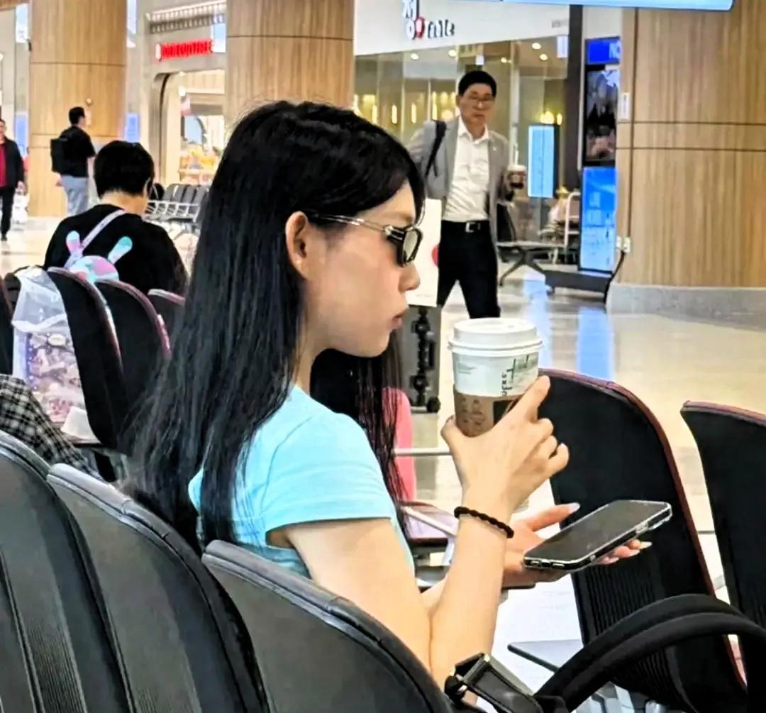 有网友在机场偶遇小沈阳女儿，小姑娘现在越来越有韩国女团范儿了！有一说一，这个小姑