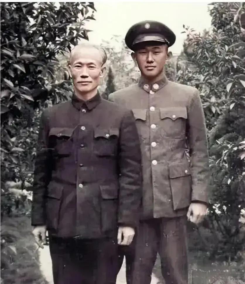 50年代，晚年的陈诚和长子陈履安的合影，彼时的陈诚头发已经花白，虽然依然位高权重