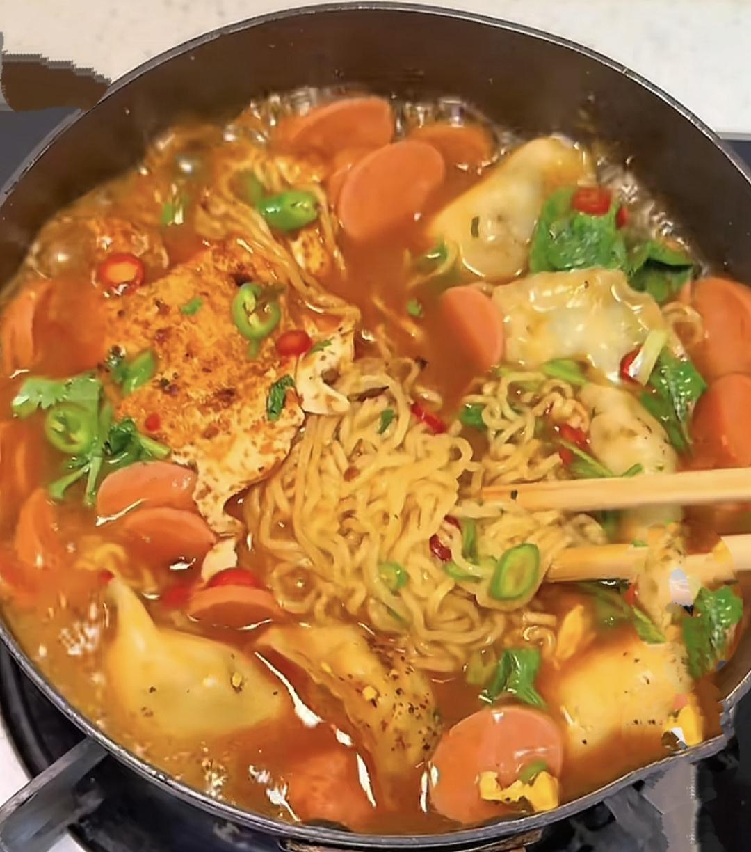 有喜欢吃泡面的吗赶紧煮起来好吃不胖健康长寿人间极品美味你值得拥有哦