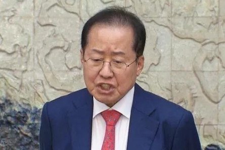 6月11日韩国前大邱市长洪准杓面对国民力量党内争权夺利，警告李在明总统可能以参与