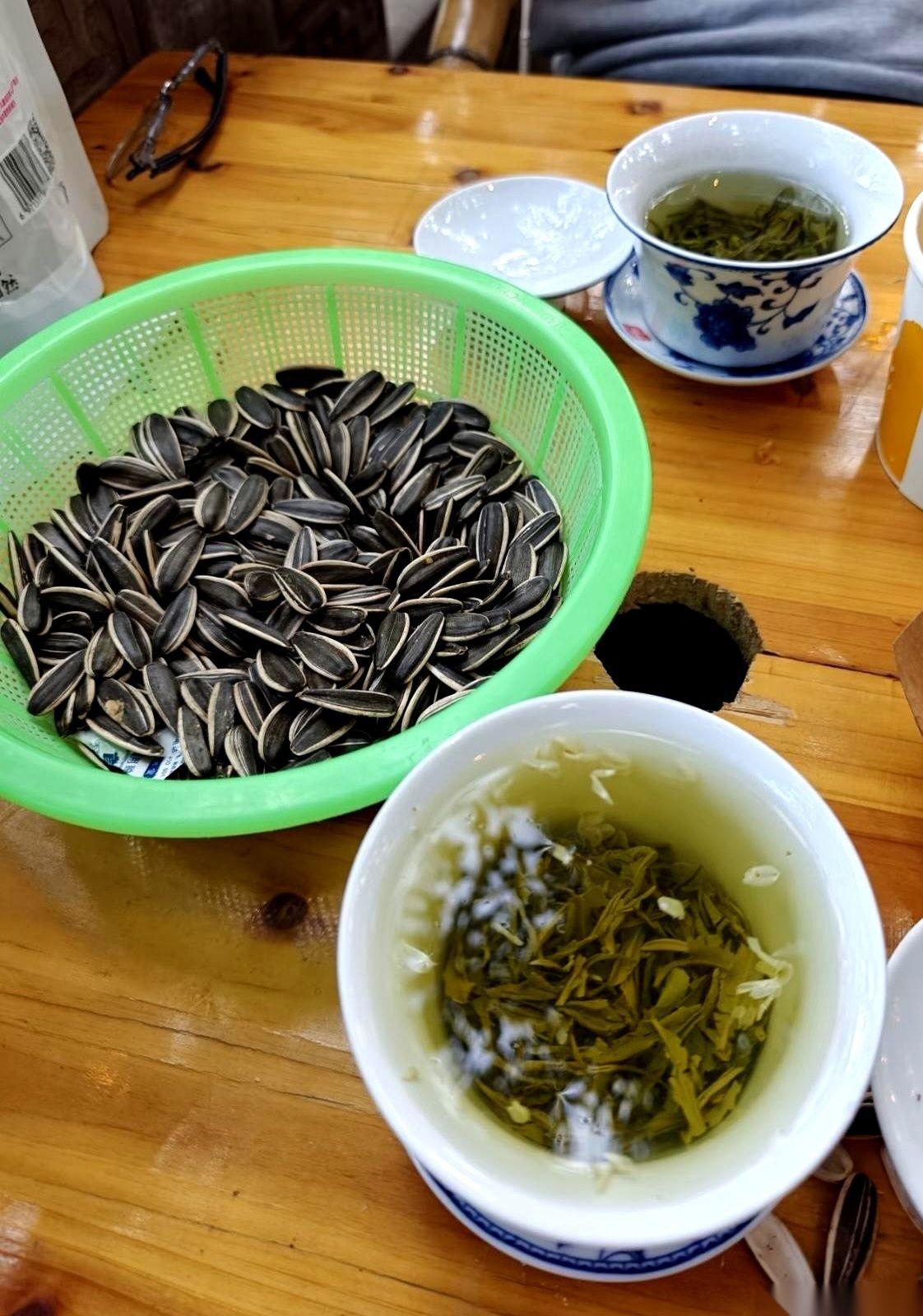 “这辈子我都没为自己活过！”四十八岁的表姑把离婚协议拍在桌上。刚把儿子供上大学的