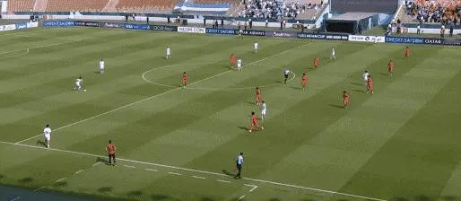 上半场45分钟就三次神扑，李昊身价又得翻番，都懒得吹他了，场场封神。第4分钟，