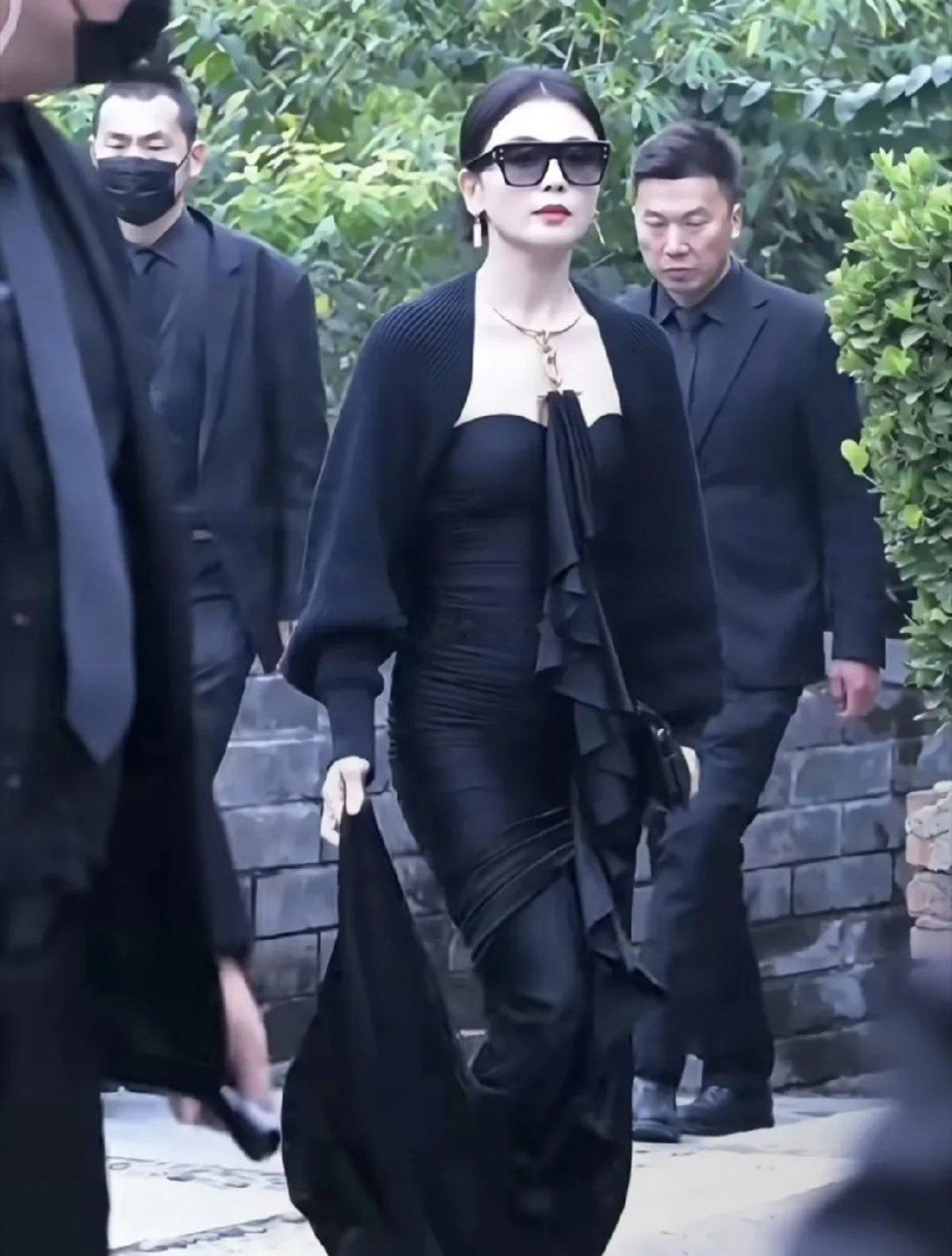 刘涛这一身黑色礼服裙真绝了，几位安保大哥围着走出来像女大佬出街，气场强大！​​