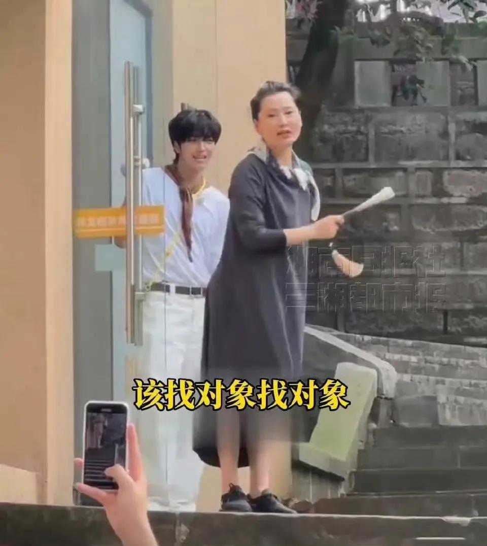 何赛飞喊话：别光追星，回家生娃！这位女神不催戏、只催生！何赛飞突然喊话追星