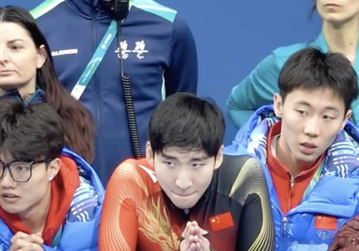 王濛哭了！目睹中国队接力连续失误林孝埈场边长时间低头抱着脸2月10日晚间，短道