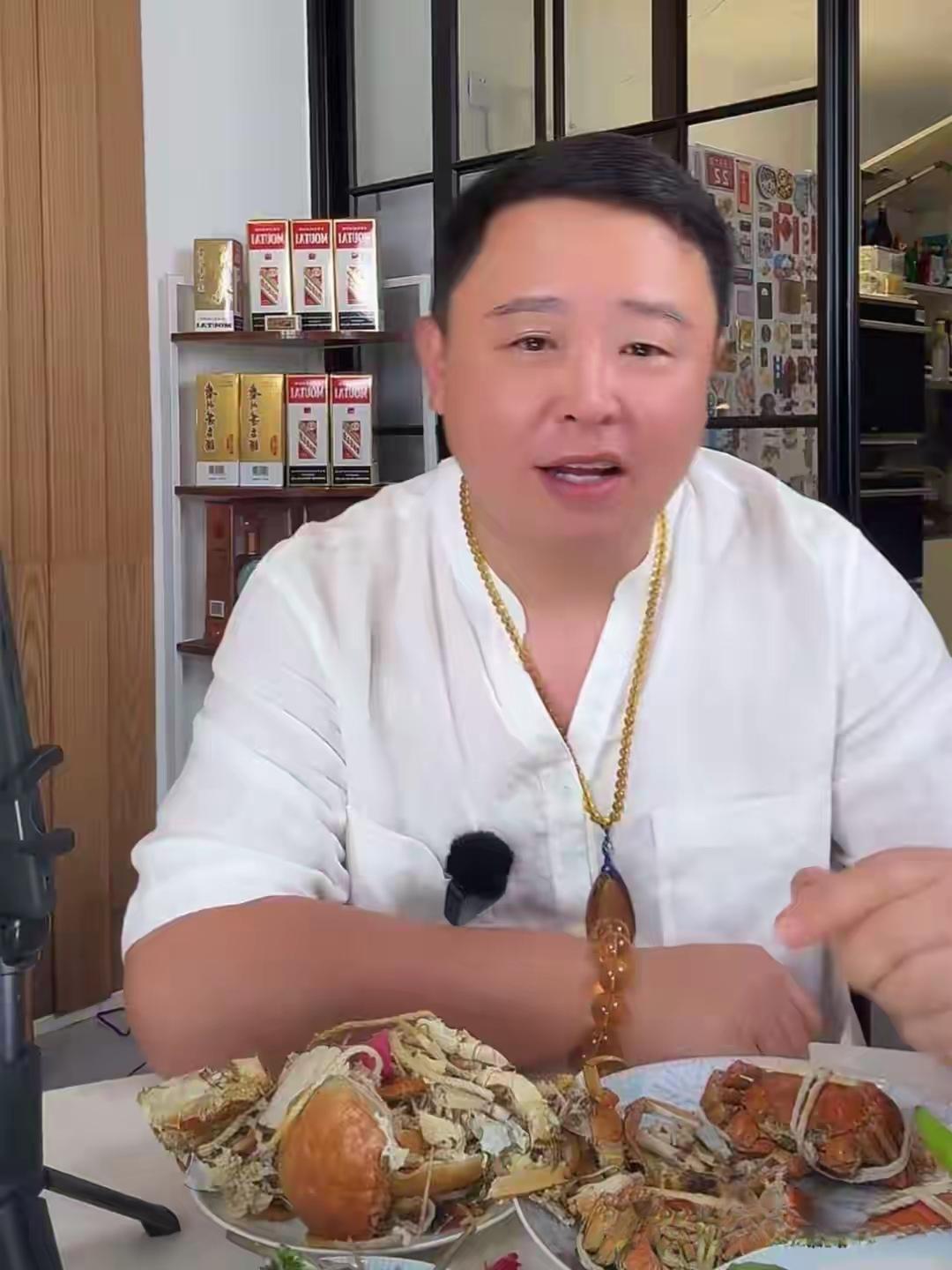 阎鹤祥直播带货卖螃蟹了，这很正常。如今有平台提供机会，有行业给予政策，好多主播包