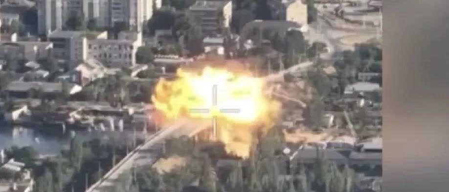 俄军炸毁赫尔松大桥我看不见得是好事据外网披露，当地时间8月4日，俄军摧毁