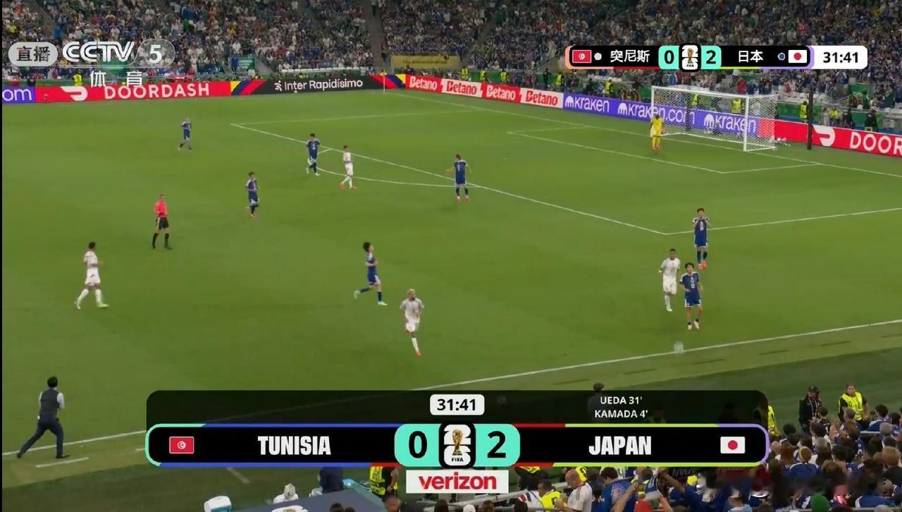 日本队竟然又进球了！在今天进行的日本队和突尼斯队的世界杯小组赛中，当时比赛进行到
