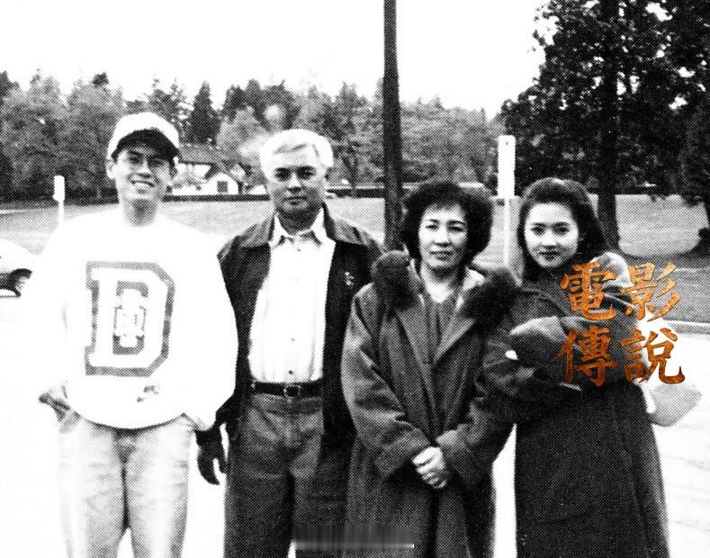 1993年，阿珍在加拿大拍摄的全家合影。
