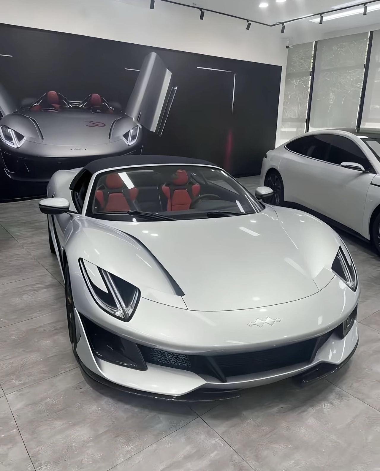 我知道这不是方程豹的轿车。但昨天网上已经开传明年方程豹要推的轿车的名字和伪装车和