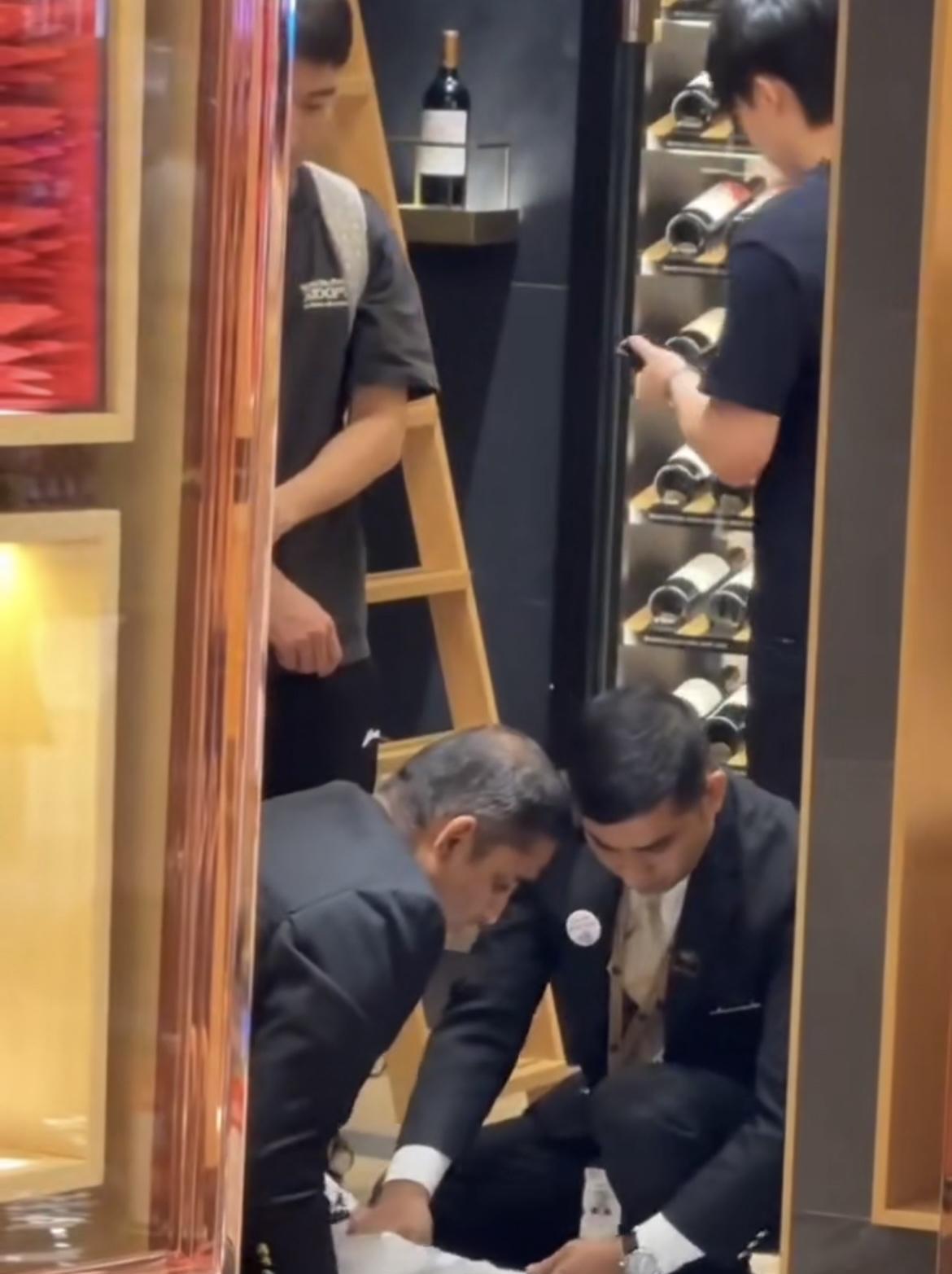 王楚钦拿了单打冠军10万美元，混双拿到5万美元，分一半给莎莎，还剩2.5万美元，