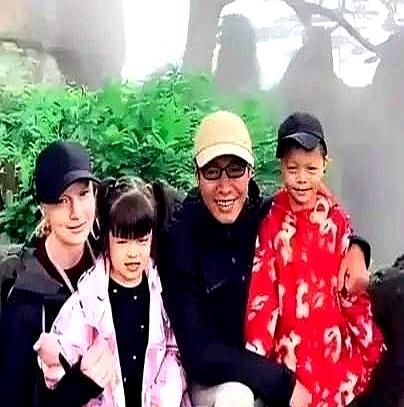 撒贝宁的基因有多“霸道”？加拿大博士媳妇生的龙凤胎，愣是没带出一点“洋味儿”。