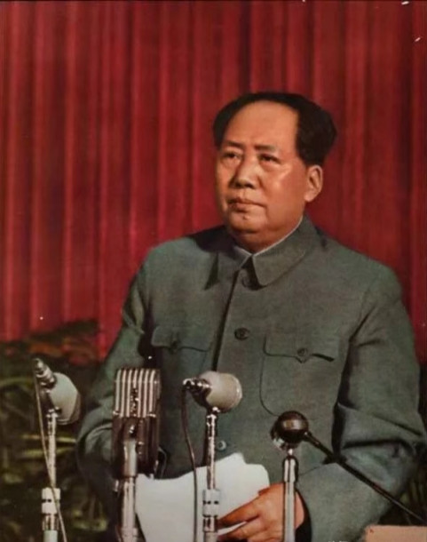 1958年，主席下令炮击金门，不小心炸死两个美国顾问，美国得知后率大军压境，指挥