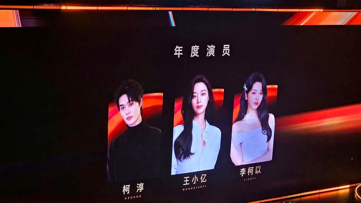 我有一个疑问啊，红果大会这是模仿微博之夜了吗？主办方把一大群短剧演员请上台，