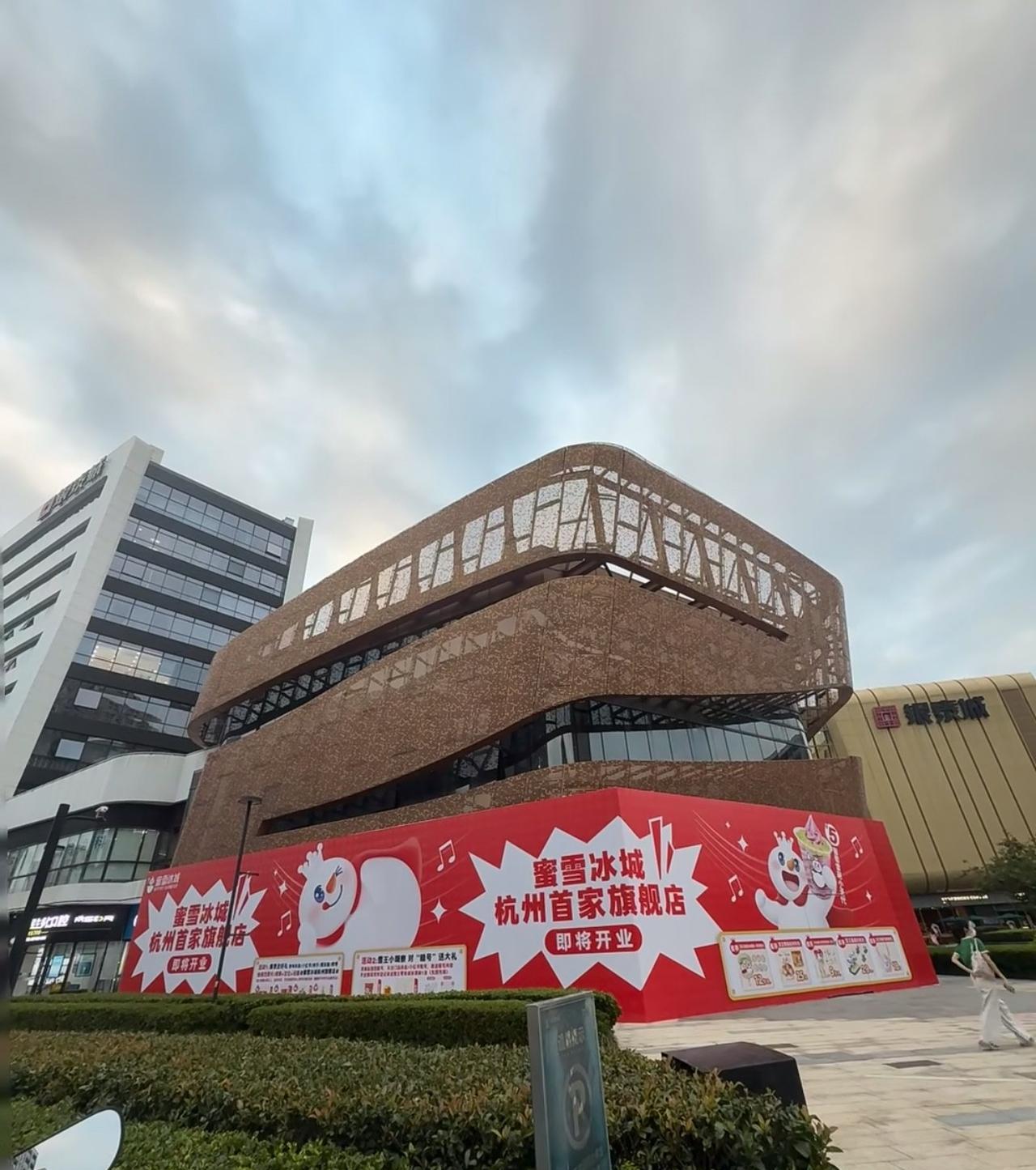 惊呆了！今天路过某个商场时，发现空了很久的这个商铺被围起来了，围挡上居然印