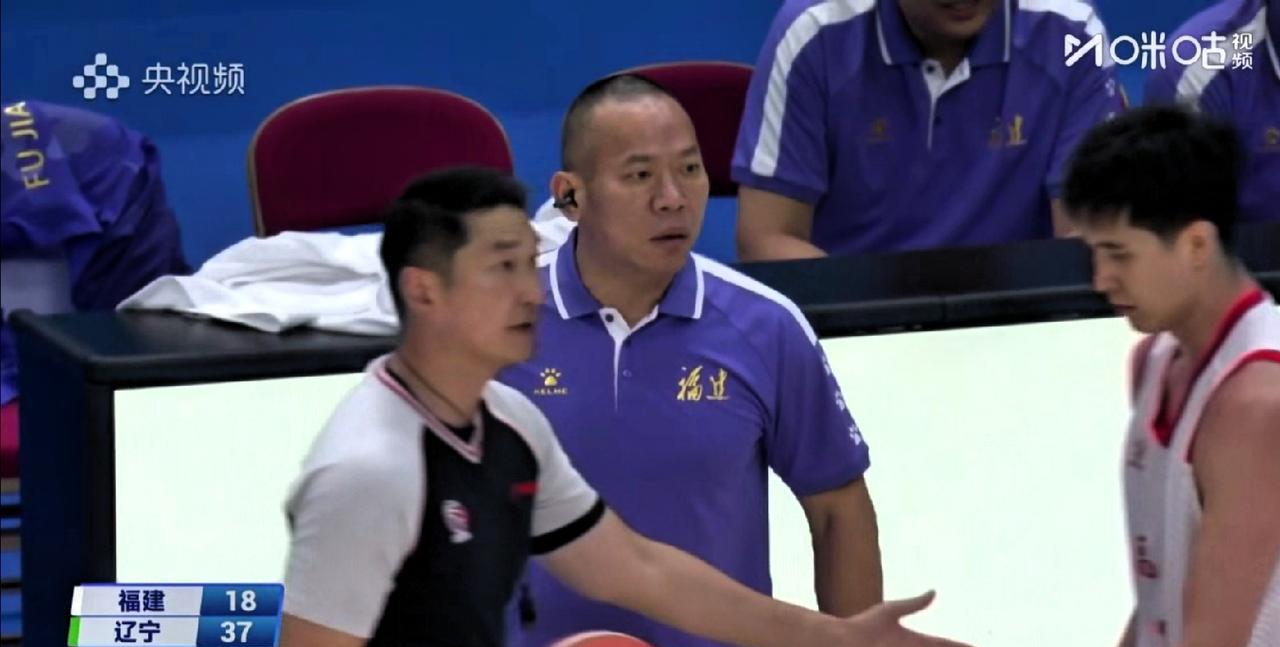 福建主帅很郁闷，12人出战竟没打过半支辽篮青年队，场边观战，冲着自己球员怒吼抗议