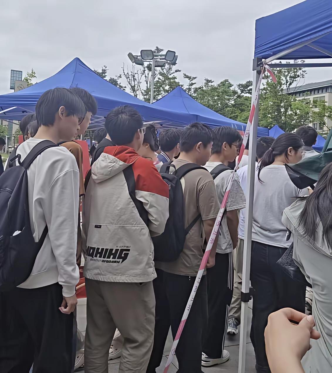 花12万读完本科，应届生月薪三千，手艺师傅反倒收入更高，学历的泡沫该戳破了身边一个22岁会计专业毕业