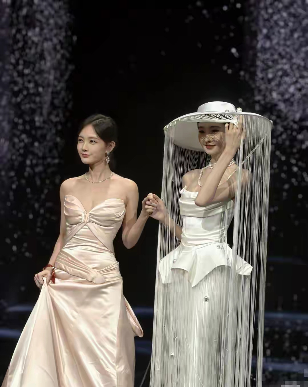 李一桐的格局真的很大，一般女明星看了张艺凡这么惊艳的造型，这么高挑的身材都会躲得