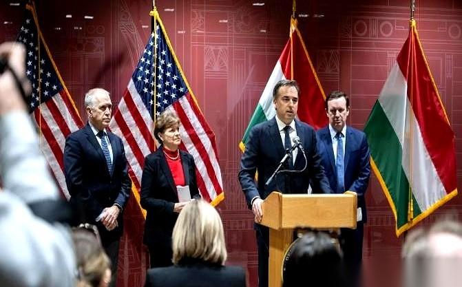 伊朗一名空军司令的电话响了。电话那头，一个他绝对信任的声音，让他立刻带人去一个