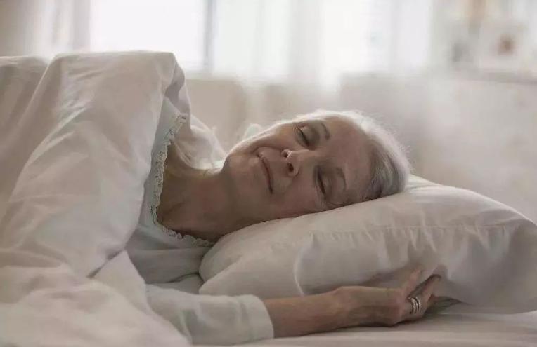 半夜总是醒，再也睡不着？医生：可能是这5个身体部位在报警半夜三点突然清醒，盯