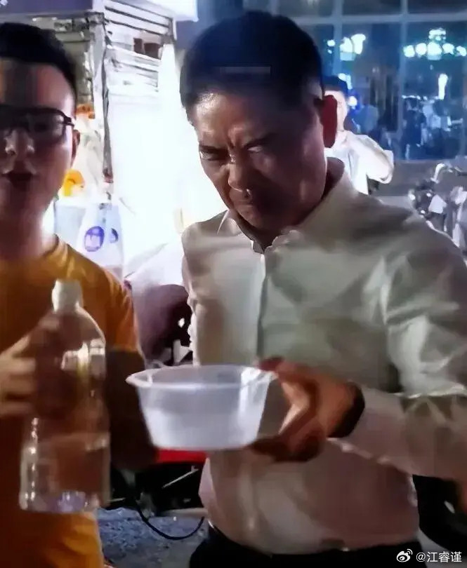 小女孩，被群嘲了。 雷军不是第一次被群嘲了，上一次被群嘲还是在su7发...