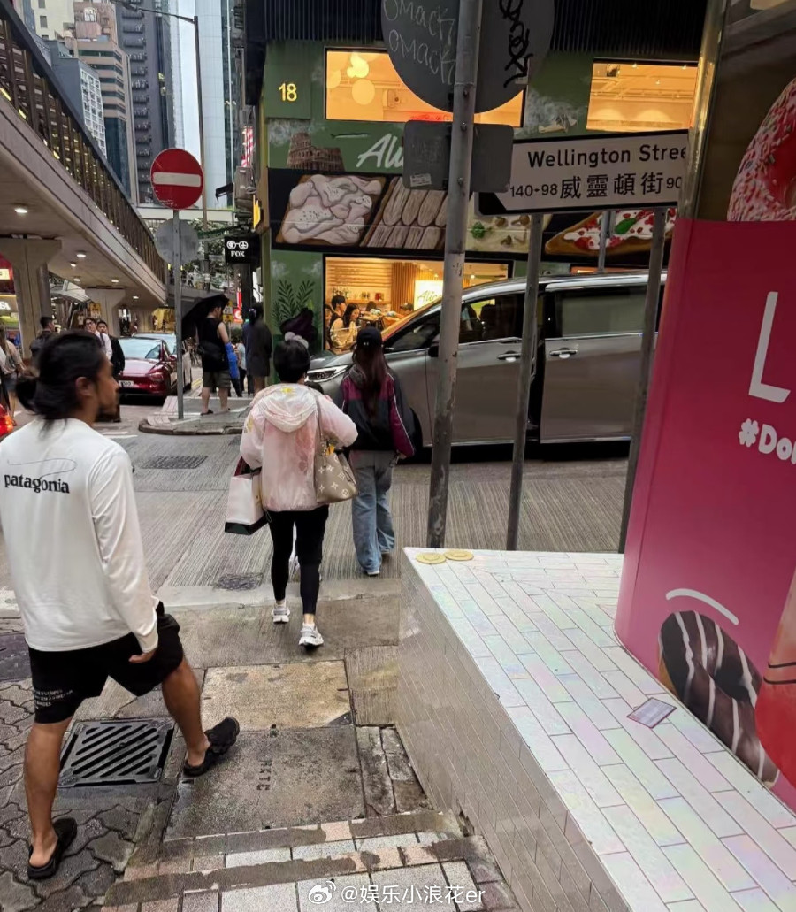 小海绵给Angelababy背包又有网友在香港偶遇Angelababy母子了，